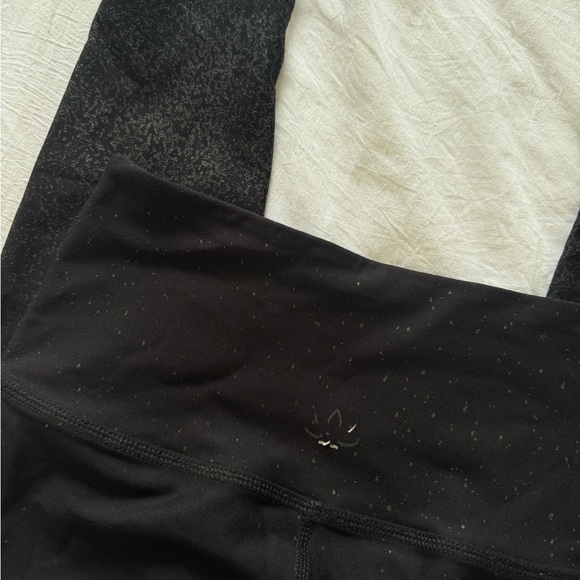 Beyond Yoga | Black Speckled Leggings M - Picture 2 of 4